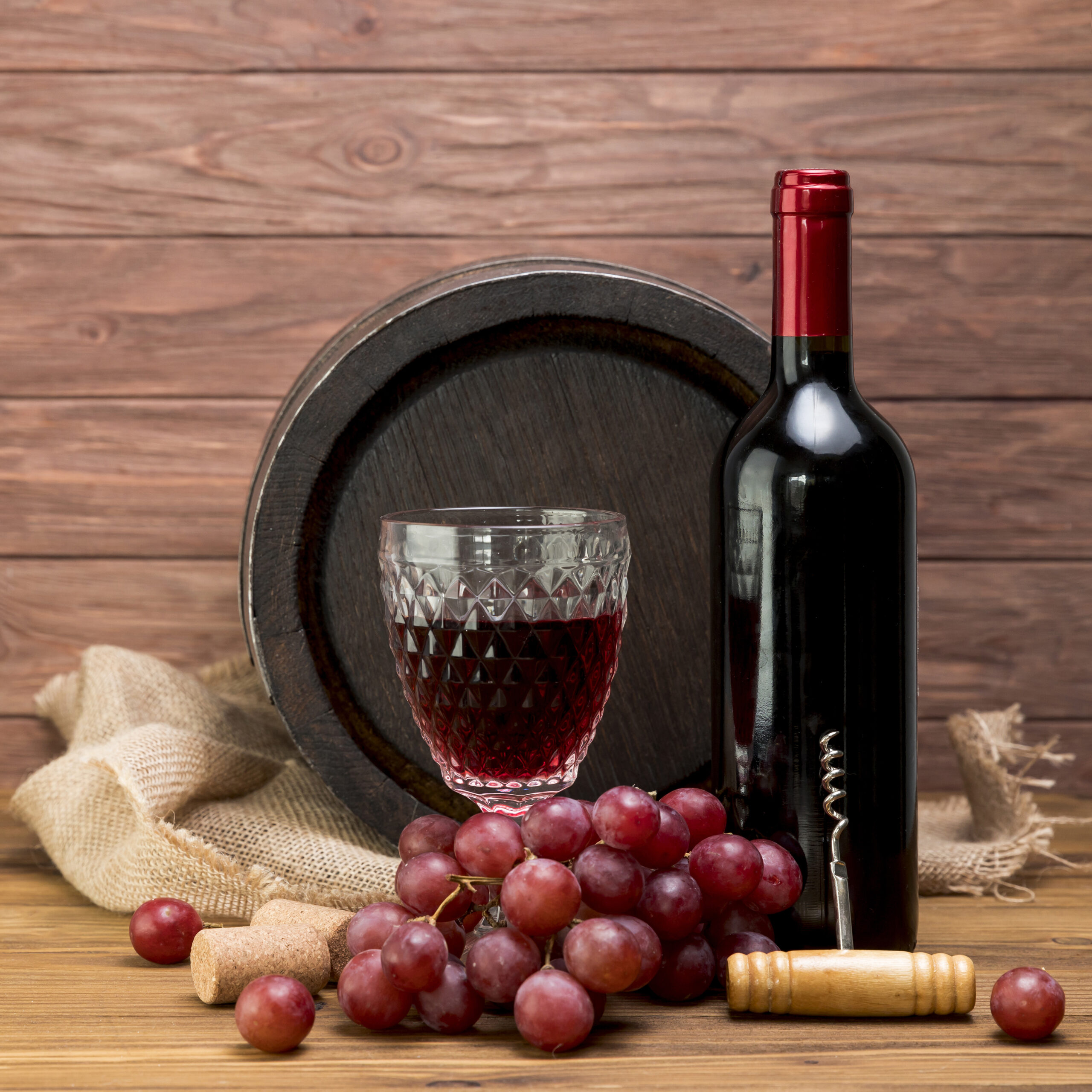 tonneau-en-bois-avec-bouteille-et-verre-de-vin